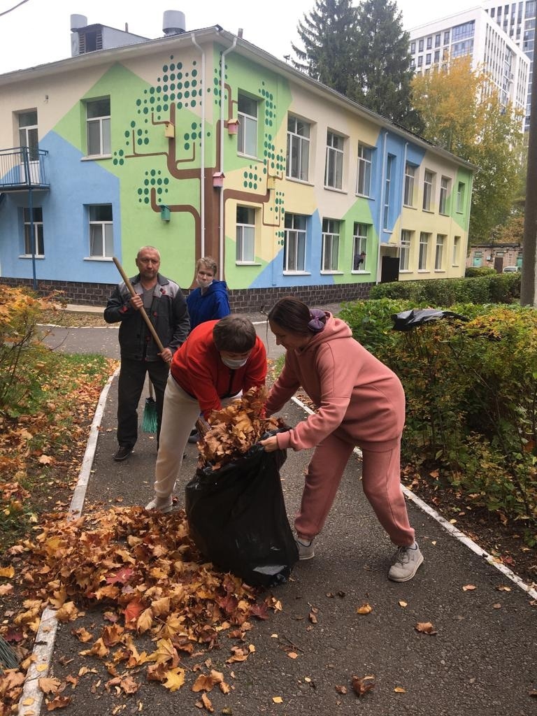 Уборка территории вместе с детьми в Центральном филиале